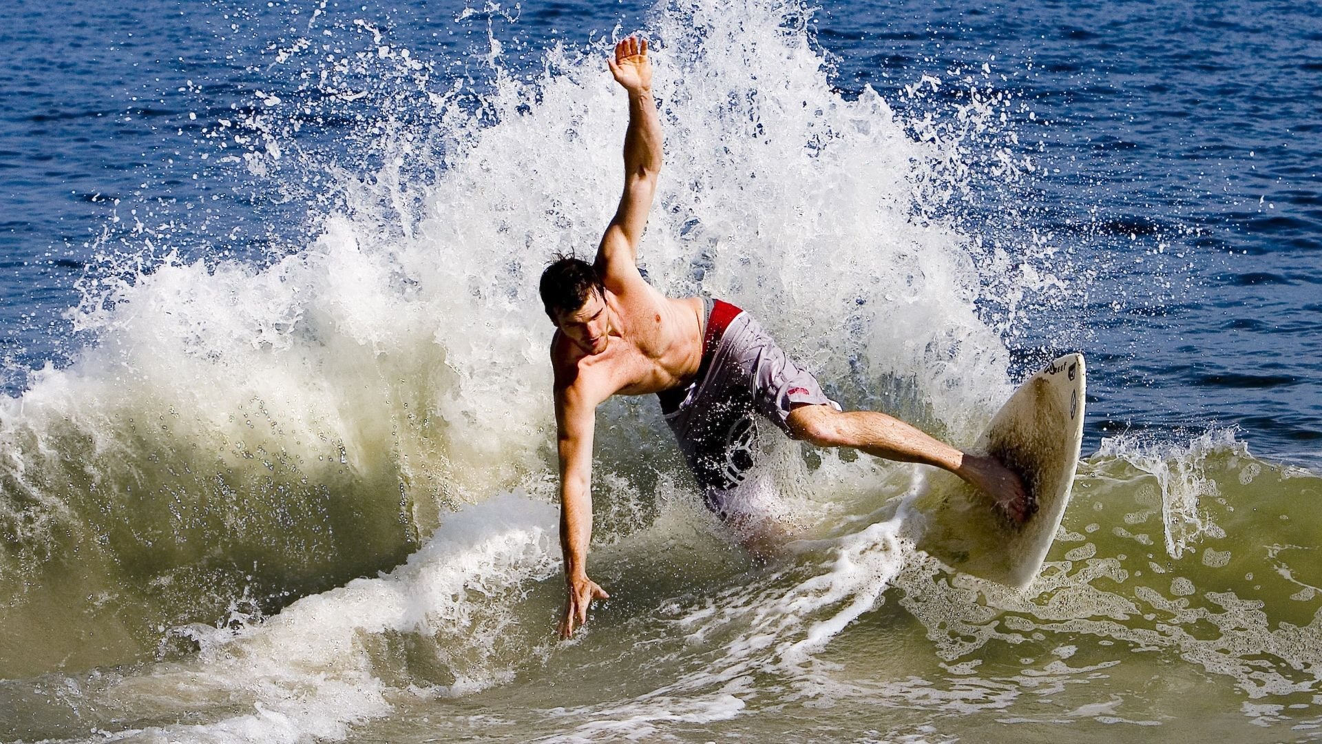 爱游戏官网-阿尔瓦雷斯一锤定音，芬兰足球的北欧童话在哥伦比亚狂想曲中谢幕